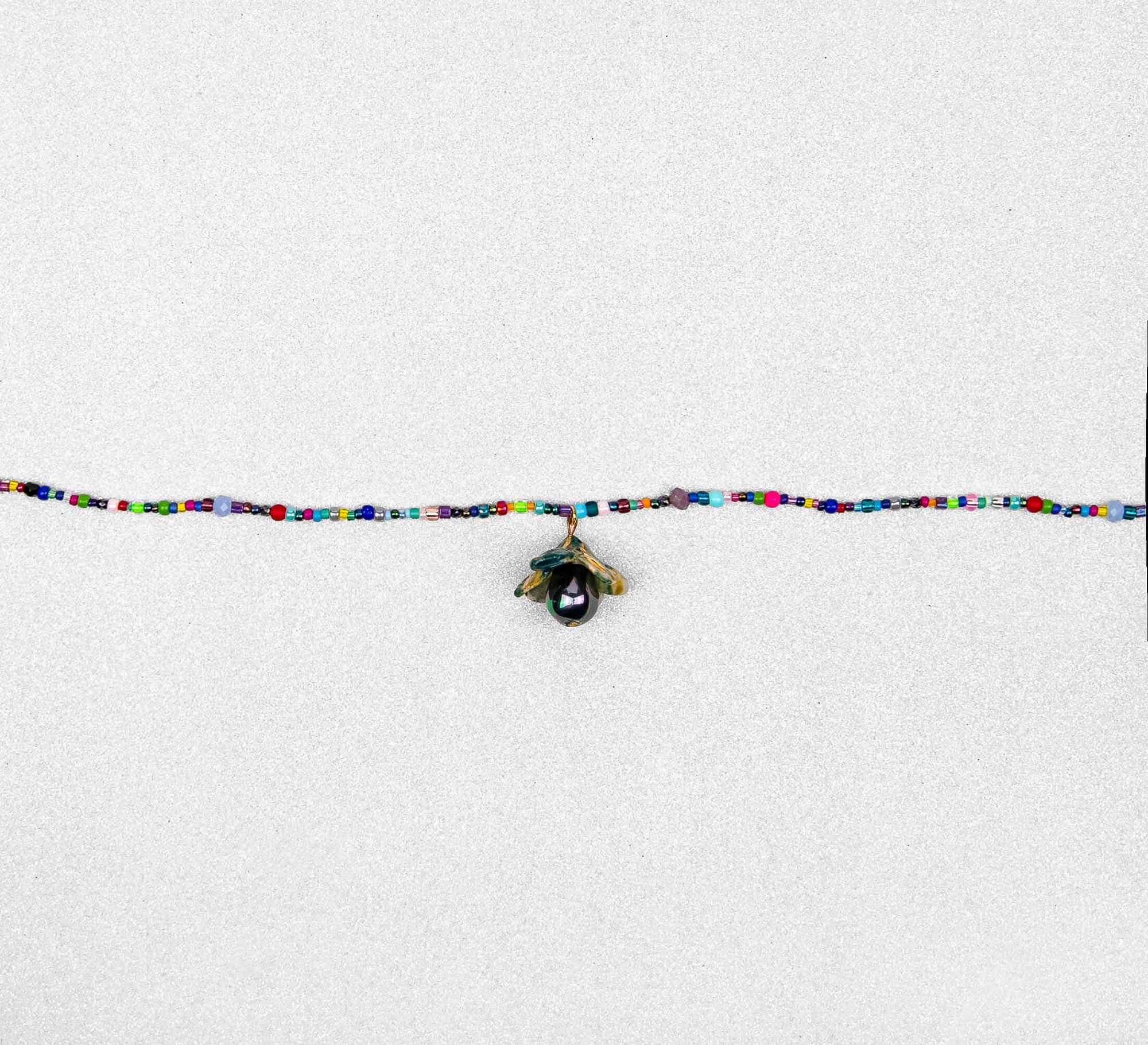 Flower necklace with black pearl