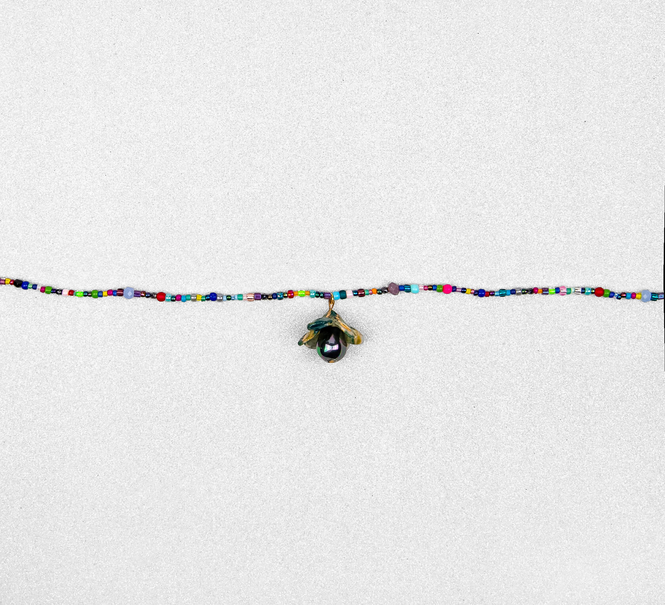 Flower necklace with black pearl