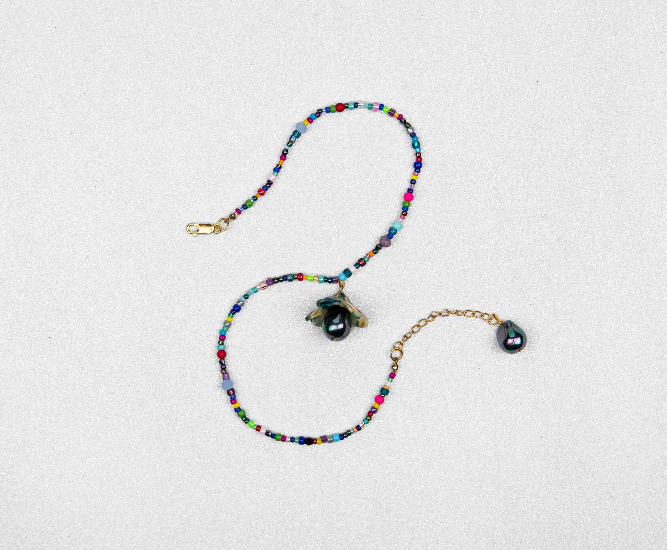 Flower necklace with black pearl