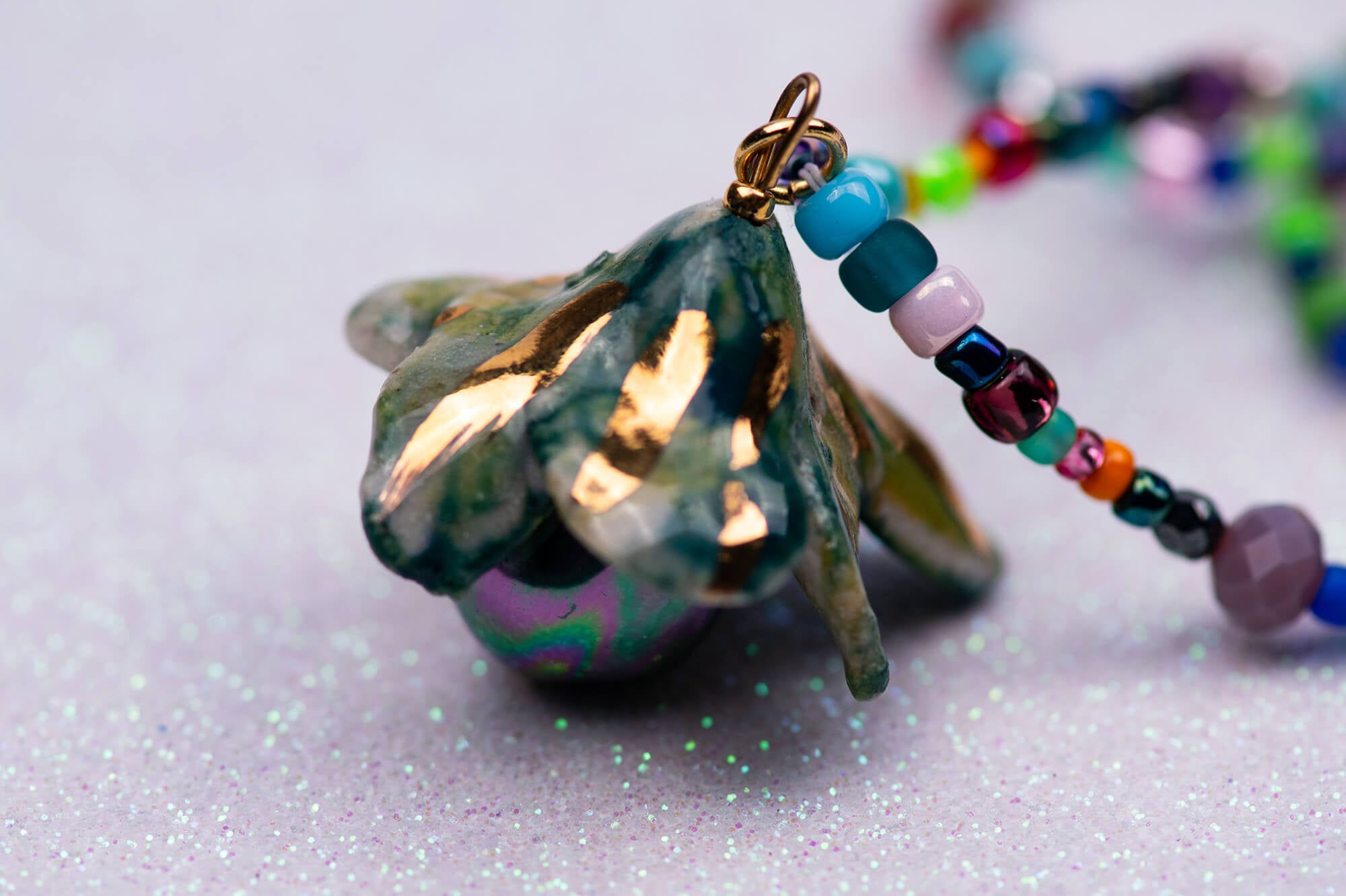 Flower necklace with black pearl