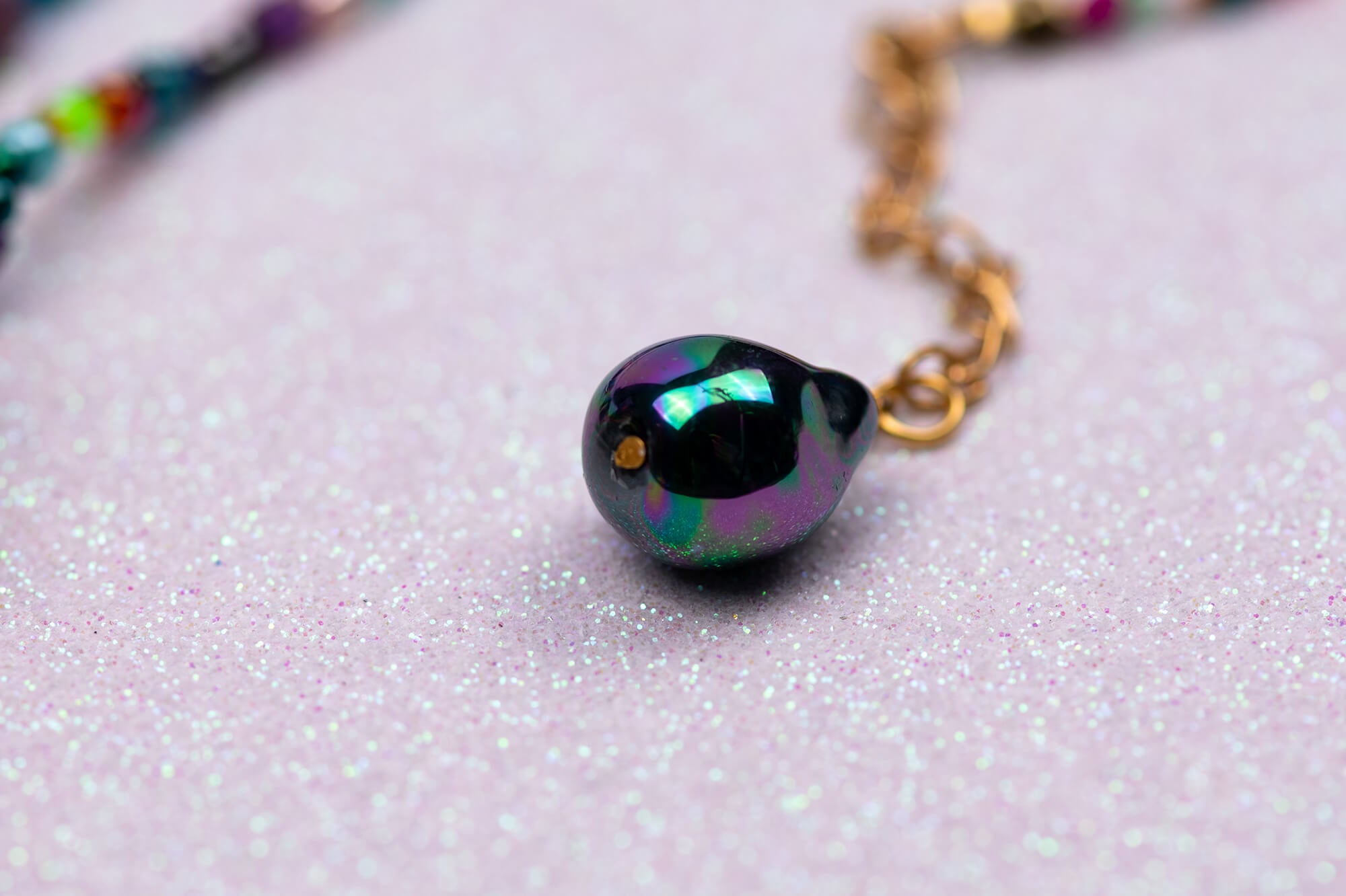 Flower necklace with black pearl