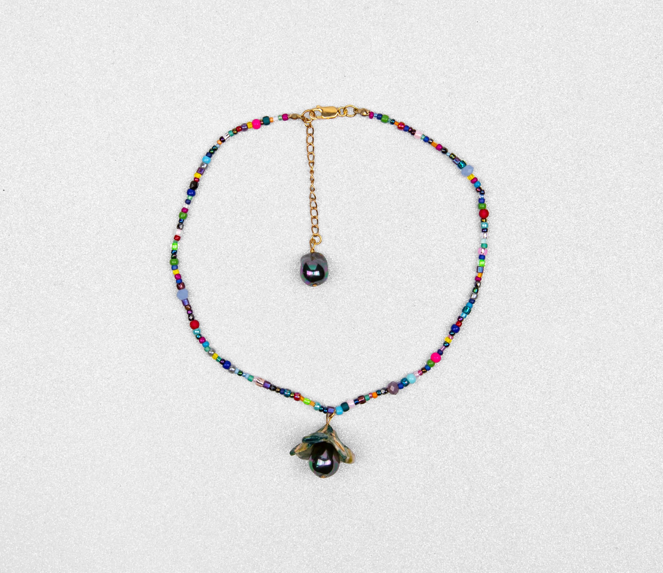 Flower necklace with black pearl